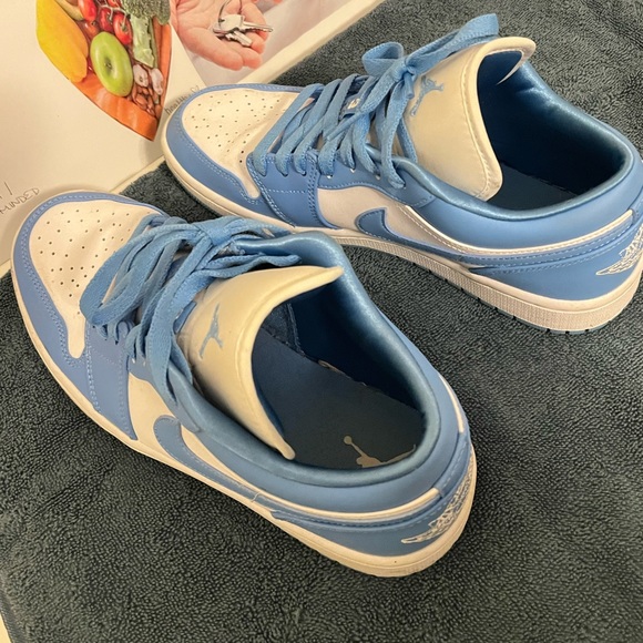women’s jordan low UNC blue worn once and in amazing condition - Picture 2 of 5